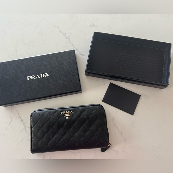 Quilted Prada saffiano leather wallet - Picture 7 of 12